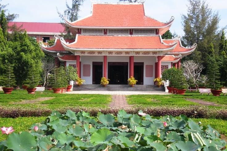 Phía trước khu lăng mộ Nguyễn Thị Định