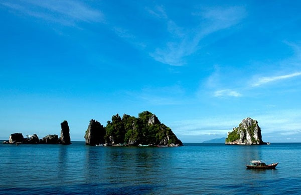 Hình ảnh Đảo Bà Lụa từ xa với nước trong xanh