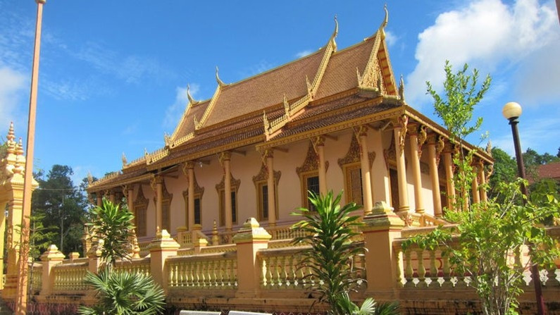 Bảo tàng Khmer là một công trình khá nổi tiếng tại Sóc Trăng nổi bật với lối kiến trúc mang đậm phong cách chùa của người Khmer