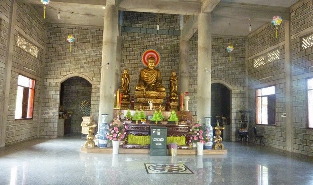 Nét kiến trúc độc đáo của ngôi chùa là được xây dựng hoàn toàn bằng đá