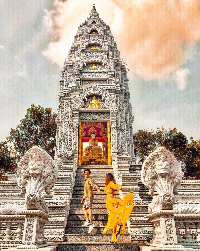 Điều khiến chùa Som Rong Sóc Trăng trở thành nơi thu hút giới trẻ chính là ngôi bảo tháp lung linh nằm trong khuôn viên chùa