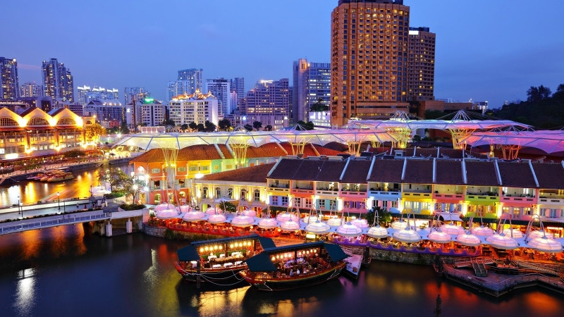 Clarke Quay là bến cảng có lịch sử lâu đời nằm trên bờ sông Singapore