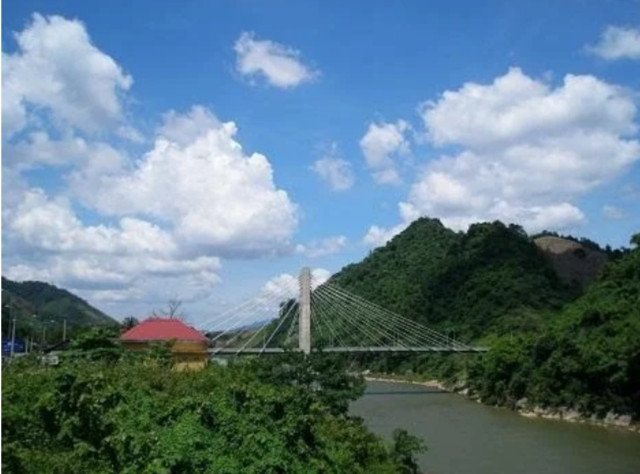 Hai ngọn núi ngay bên cầu treo Đakrông