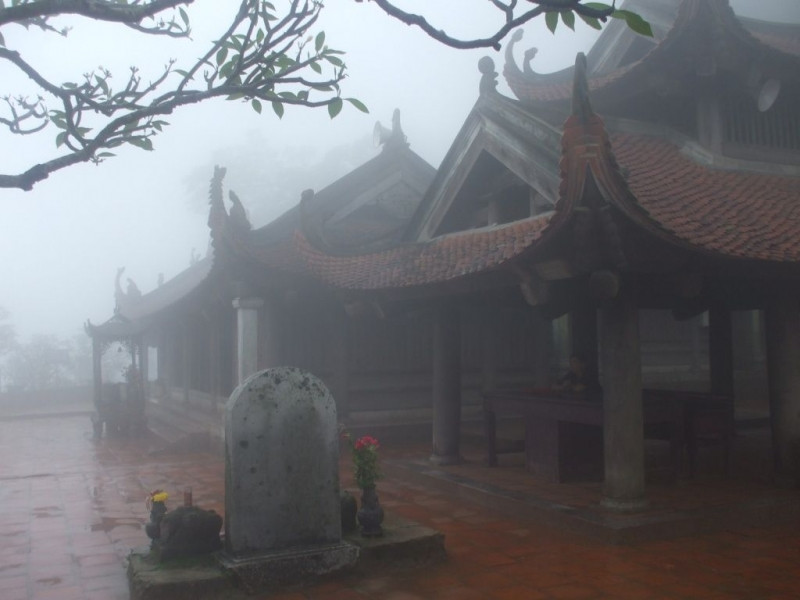 Chùa Hoa Yên trong sương sớm