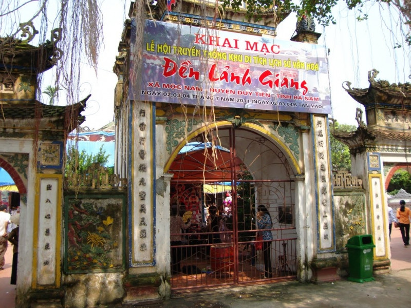 Tam quan đền LẢnh Giang vào lễ hội năm 2012