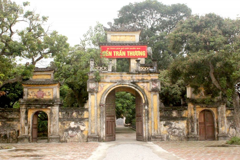 Cổng tam quan đền Trần Thương
