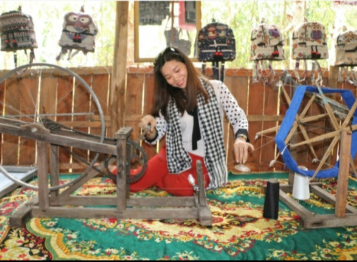 Trải nghiệm dệt vải tại làng Văn Hóa Người Chăm