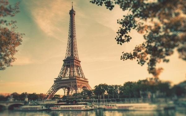 Tháp Eiffel nổi tiếng