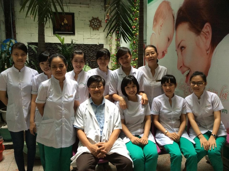 Bác sĩ Nguyễn Hữu Đông và các y tá tại phòng khám