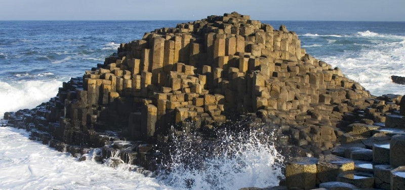Những cột đá bazan khổng lồ ở bờ biển Giant Causeway