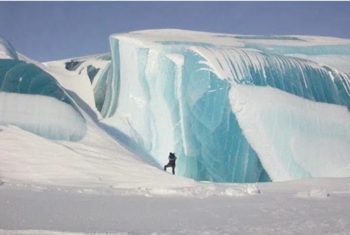 Một cột sóng băng ở Nam Cực