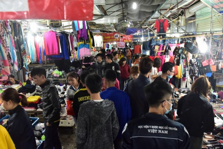 Chợ Phùng Khoang thu hút rất đông các bạn sinh viên