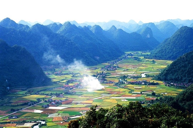 Thung lũng Bắc Sơn nằm gọn trong dãy núi đá vôi trải dài bên những nếp nhà của người dân tộc Tày, Nùng, Dao.