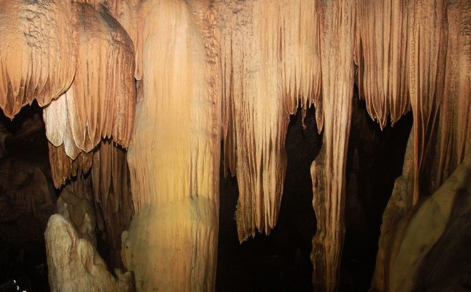 Thạch nhũ trong hang động Brai