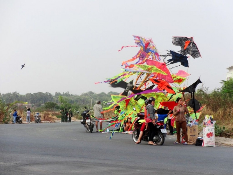 Diều được bán tận nơi tại Hồ Đá với đủ loại hình thù, màu sắc, kích cỡ