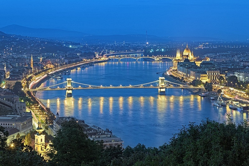 Vẻ đẹp hai bên bờ sông Danube vào buổi tối khi rực ánh đèn