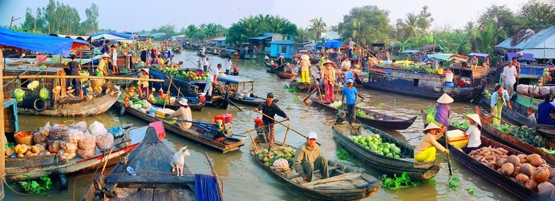 Cảnh buôn án tậ nập vào buổi sáng sớm tại khu chợ nổi ngã Năm