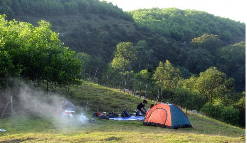 Bạn có thể cắm trại qua đêm trên núi.