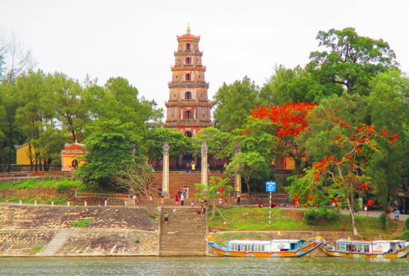 Chùa Thiên Mụ nhìn qua dòng sông Hương