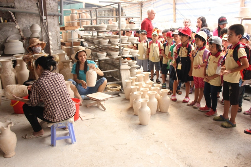 Các bé đi tham quan làng gốm Bát Tràng