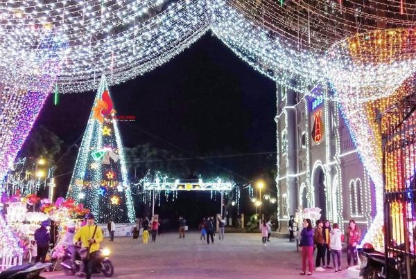Nhà thờ chính tòa Bắc Ninh được trang hoàng rực rỡ để đón Giáng sinh