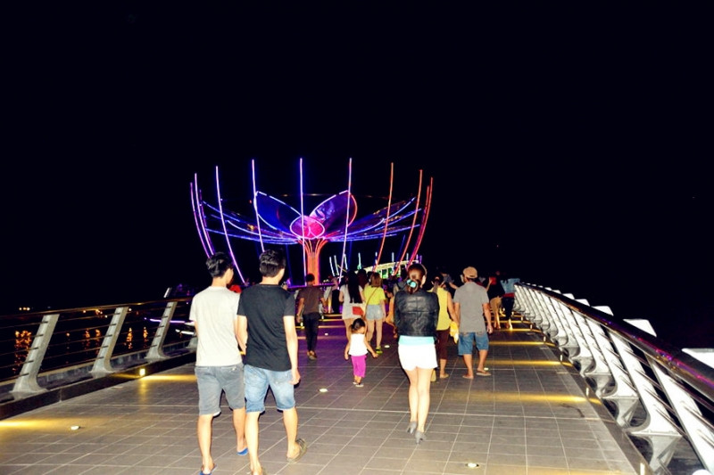 Cầu đi bộ là địa điểm thu hút rất đông bạn trẻ đến vào ban đêm