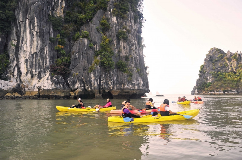 chèo thuyền kayak trên Vịnh Hạ Long