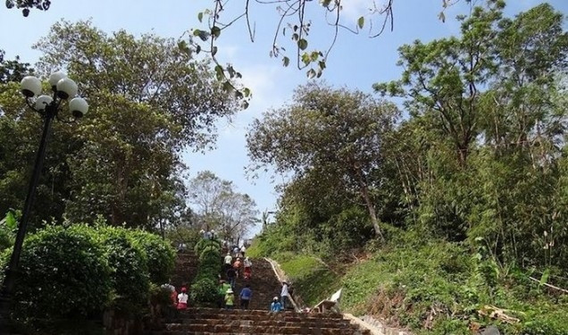 Những bậc thang dẫn lên núi Bà Rá