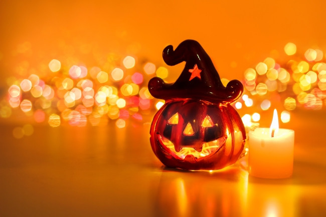 Không chỉ DMZ mới nhanh chóng nắm bắt sự kiện Halloween mà bây giờ, tại hầu như tất cả các quán bar của thành phố Huế đều đã và đang tràn ngập không khí ma quỷ của mùa Halloween.