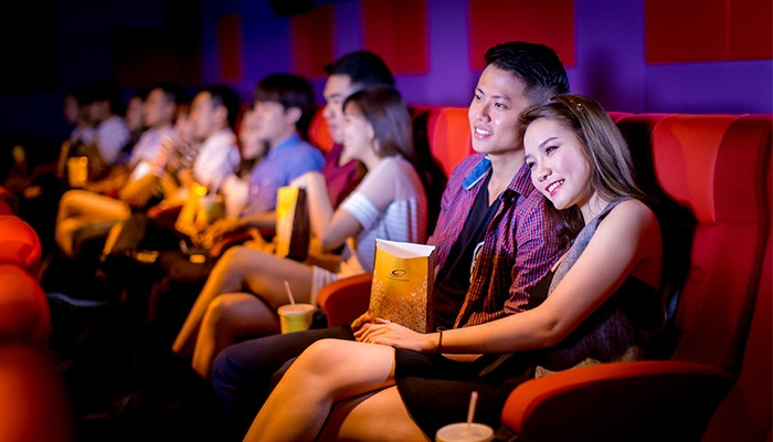 Hiện nay một số rạp đã mở bán vé ghế đôi như:CGV Cinema, Lotte Cinema, cụm rạp Galaxy Nguyễn Du,... Qúa thích rồi đúng không?