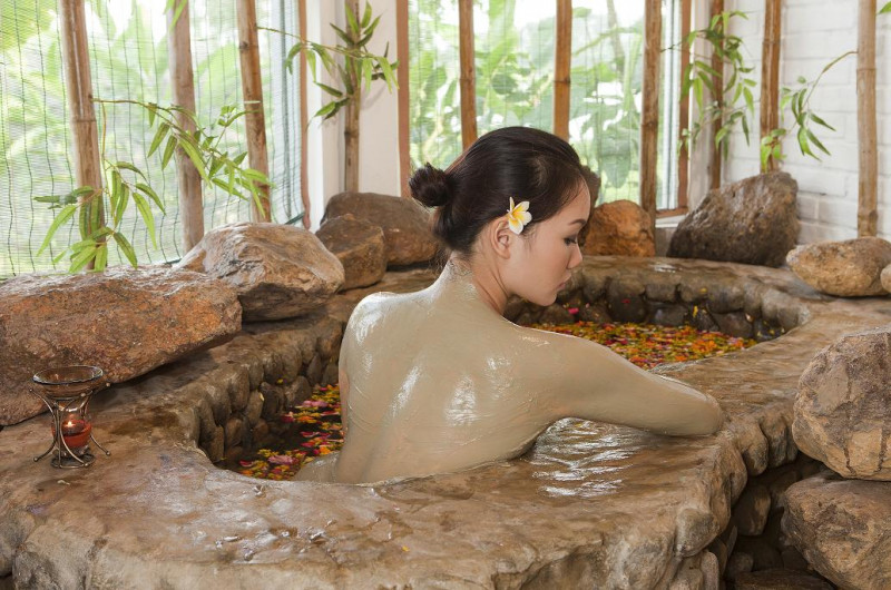 Tắm khoáng bùn nguyên chất - Suối khoáng nóng Quang Hanh