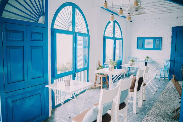 Tông màu xanh, trắng chủ đạo ở Santorini Vibes Cafe