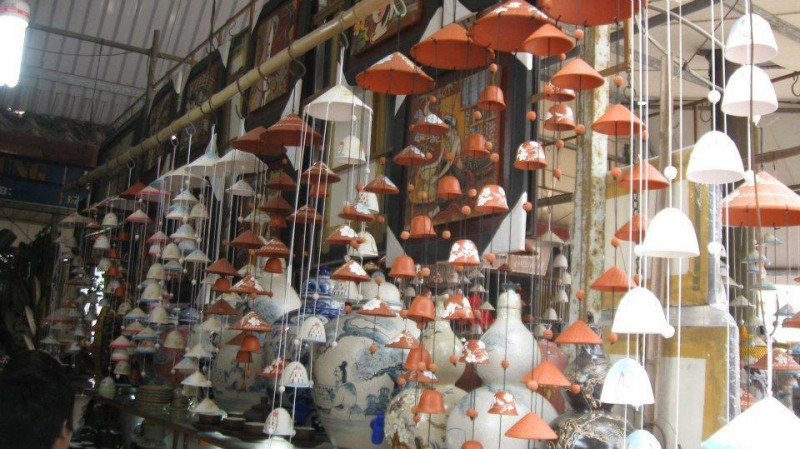 Một gian hàng bán chuông gió bằng gốm trong chợ