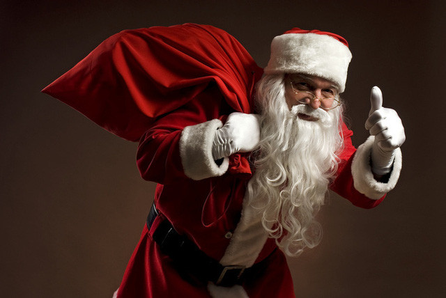 Đến hẹn, ông già Noel sẽ đến cầm trên tay quả chuông Noel cùng với túi quà trĩu nặng