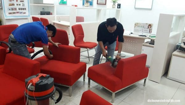 Qui trình giặt ghế sofa được Starsclean thực hiện nghiêm ngặt qua tất cả các khâu kết hợp hóa chất nhập ngoại.