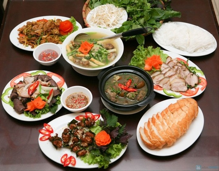 Một bàn tiệc tại nhà của menu24h