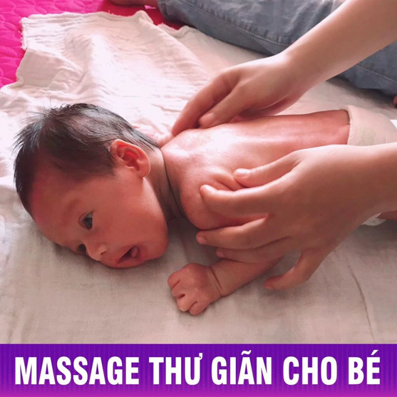 Bé được massage thư giãn