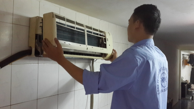 Một nhân viên của công ty đang tiến hành bảo dưỡng cho máy lạnh.