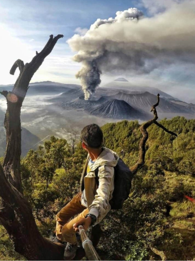Cột khói cao của núi lửa Bromo nhìn từ xa