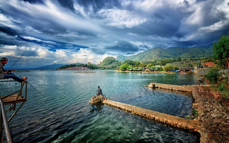 Hồ Toba tọa lạc giữa cao nguyên với chiều dài khoảng 100 km và rộng 30 km