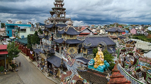 Khung cảnh chùa Linh Phước
