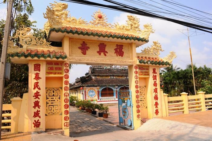 Cổng vào chùa bên cổng còn có dòng chữ Chùa Hương phía dưới chữ Phước Hưng Cổ Tự