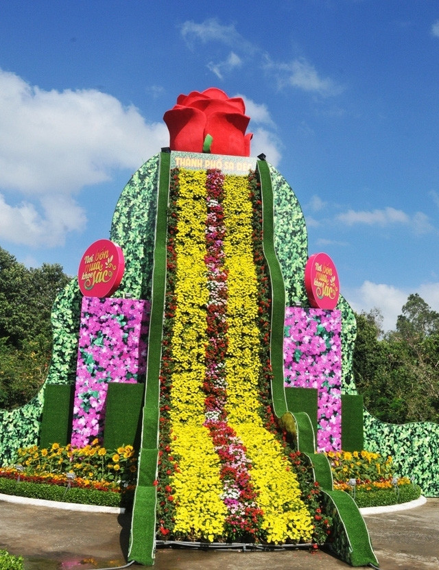 Thác hoa tươi lớn nhất Việt Nam có chiều cao 12m, đường kính 19m và được kết từ 2.500 giỏ hoa tươi