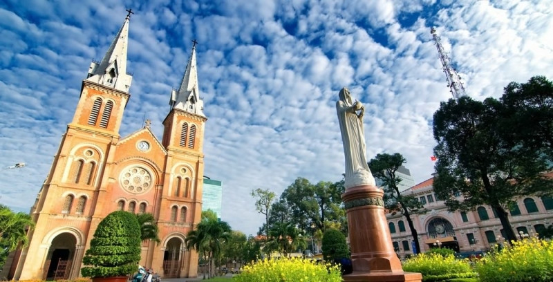 Nhà thờ Đức Bà điểm đến nổi tiếng của thành phố sầm uất nhất Việt Nam