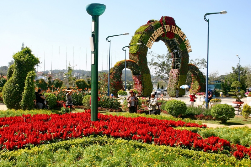 Cánh cổng đặc sắc của vườn hoa Đà Lạt đón chào du khách gần xa