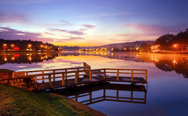 Hồ Xuân Hương mang nét đẹp mộng mơ, với mặt nước hồ trong veo tĩnh lặng, mang một màu cảm giác bình yên, diệu nhẹ.