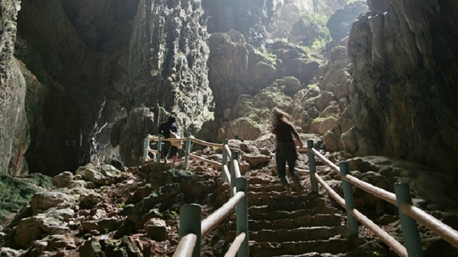 Hang Thiên và hang Địa có cùng chung một cửa chính rộng khoảng 5m và diện tích cả hai gần 600 mét vuông