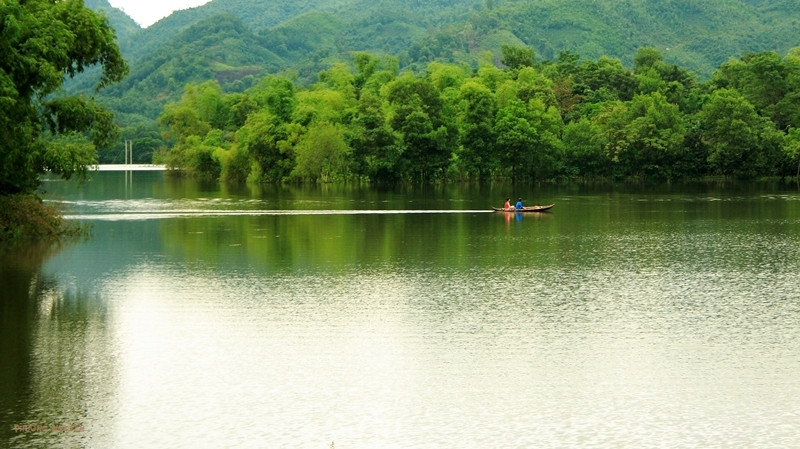 Đến với hồ Vai Miếu là đến với một khung cảnh thiên nhiên ngập tràn màu xanh thuần khiết
