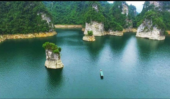 Lòng hồ thủy điện Na Hang