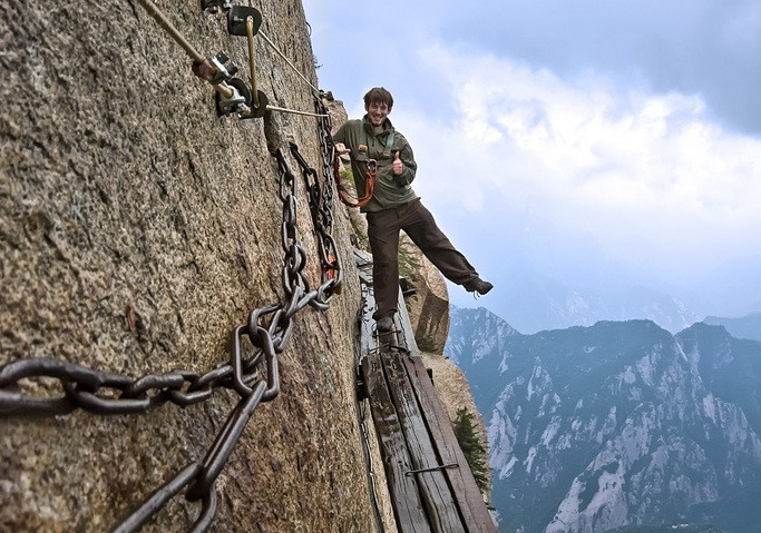 Du khách trải nghiệm cảm giác đi bộ trên con đường mệnh danh là “tuyến đường bộ nguy hiểm nhất thế giới” tại núi Hoa Sơn